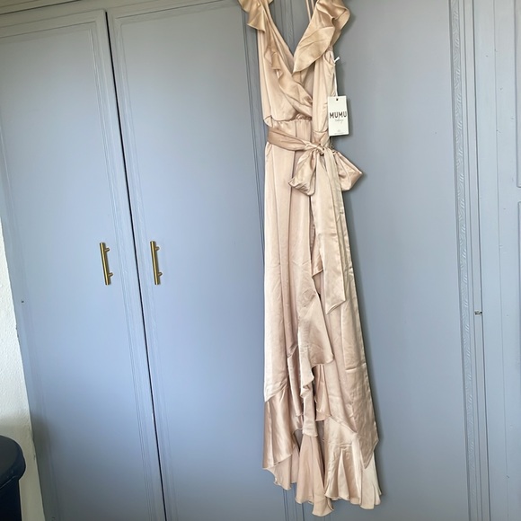Show me your mumu Samantha ruffle wrap dress in champagne luxe satin - Picture 4 of 6
